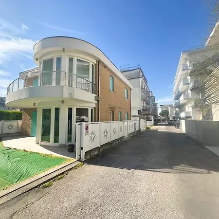 Renzo- Parcheggio E Giardino Privati A Pochi Passi Dal Mare Lido di Jesolo